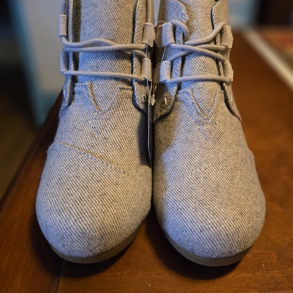 TOMS Women's Tan Ankle Boots - Picture 5 of 5